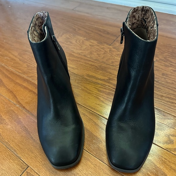 Lucky Brand Black Leather Ankle Booties with Stacked Heel NWT - Picture 2 of 8